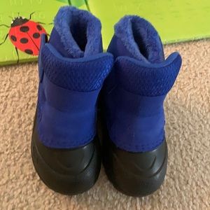 Infant size 6- winter boot- North Face- waterproof- blue- AMAZING CONDITION.